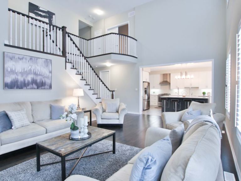 Nowoczesny i elegancki salon – jakie meble i dodatki wybrać do takiego wnętrza?