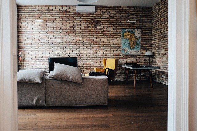Sofa do salonu – jaki materiał obiciowy zachowa swój piękny wygląd na długi czas?