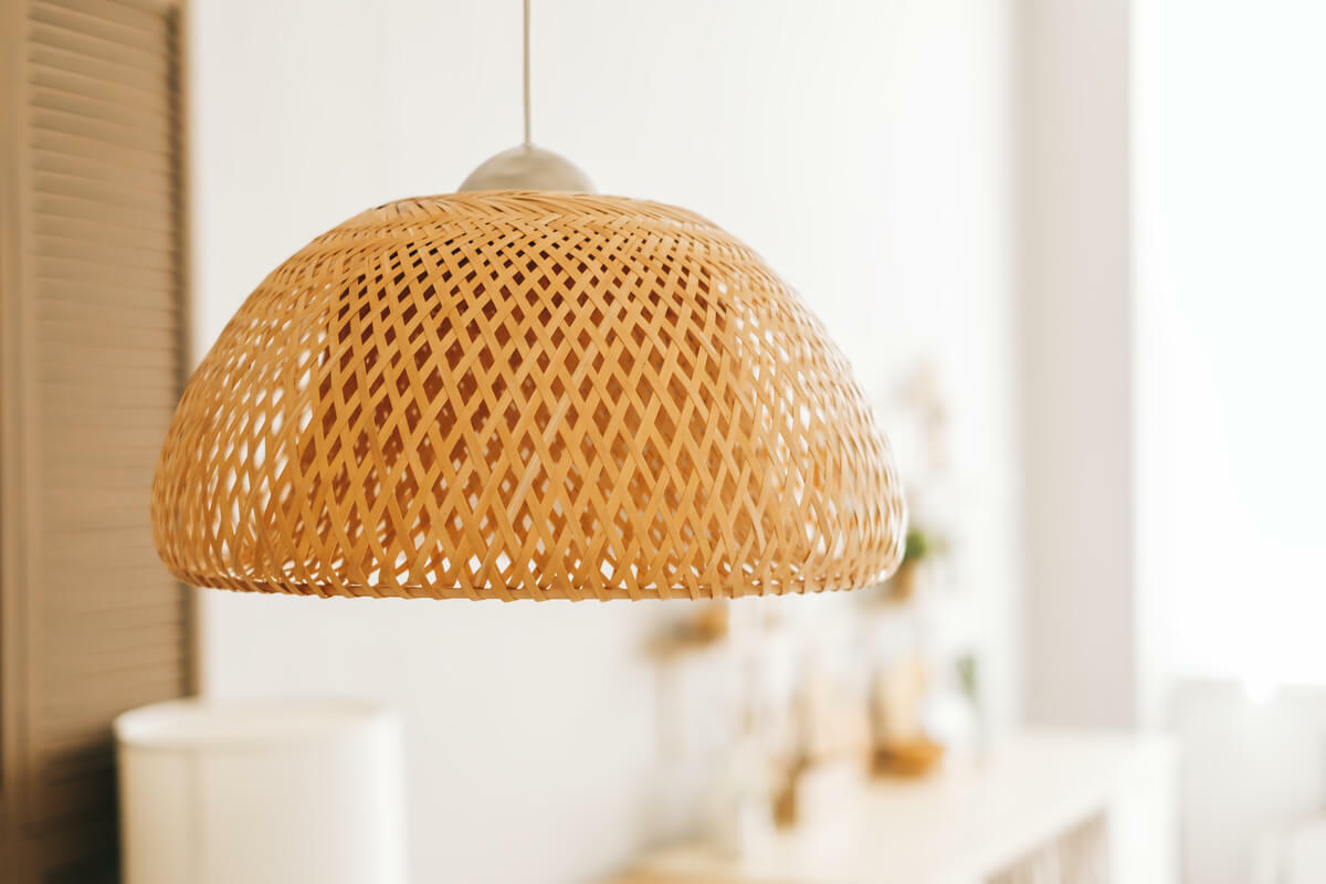 Lampa rattanowa – stołowa, wisząca i sufitowa. Co musisz o niej wiedzieć?