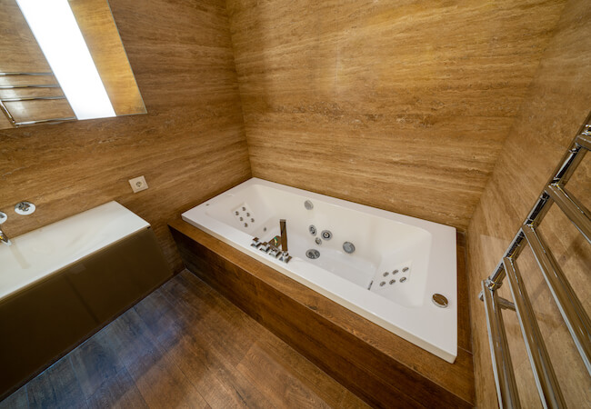 łazienka z elementami drewna