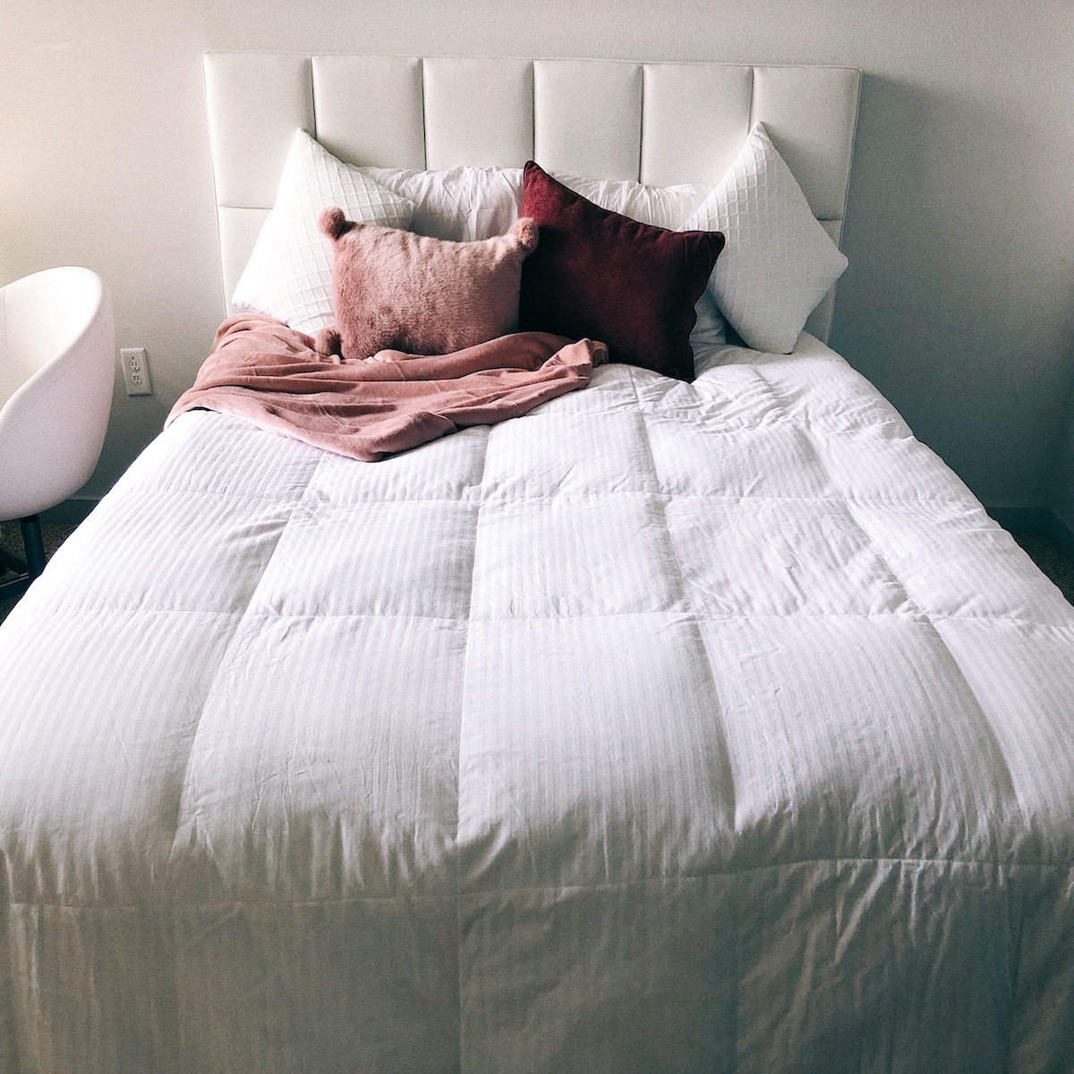Białe łóżka tapicerowane do sypialni – przegląd propozycji w rozmiarze 160×200