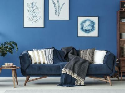 Granatowa sofa w salonie - inspiracje