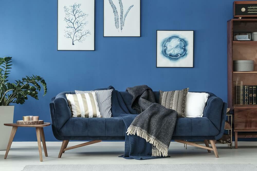 Granatowa sofa w salonie – inspiracje