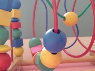 Renowacja drewnianych zabawek - jaką farbę wybrać?