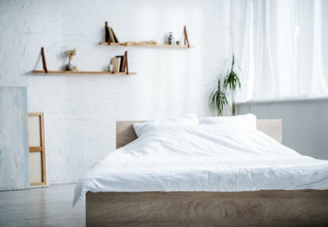 półki nad łóżko w małej sypialni w bloku