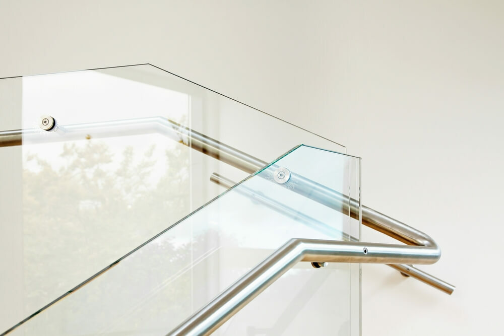 Uchwyty do szkła, czyli podstawa wykonania konstrukcji szklanych we wnętrzach