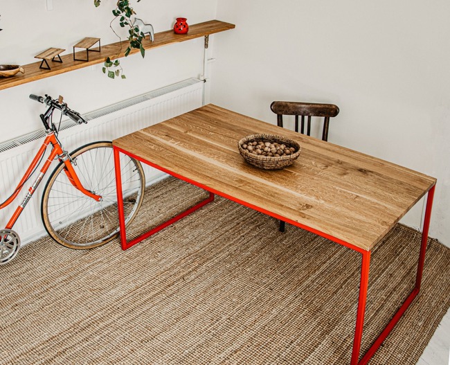 Nowoczesny stół drewniany z czerwoną ramą 