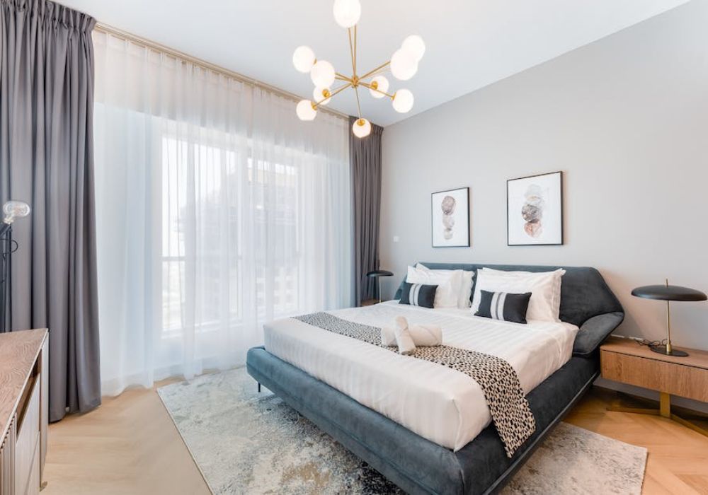 Styl Hampton w sercu miasta: Jak wprowadzić nadmorski szyk do miejskiego salonu?