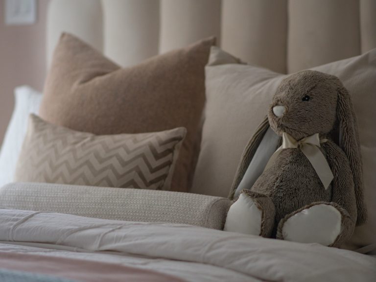 Jak usunąć plamy z łóżek tapicerowanych?