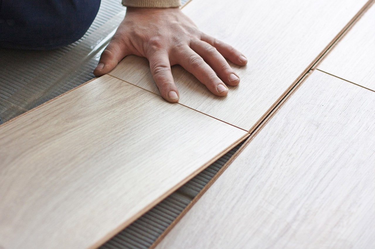 układanie paneli podłogowych