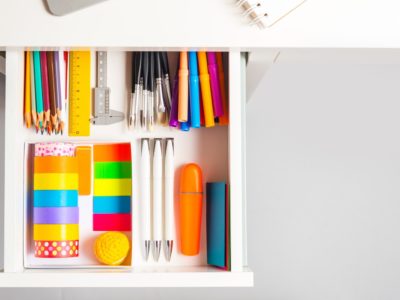 Szuflada w biurku służącym do pracy i nauki