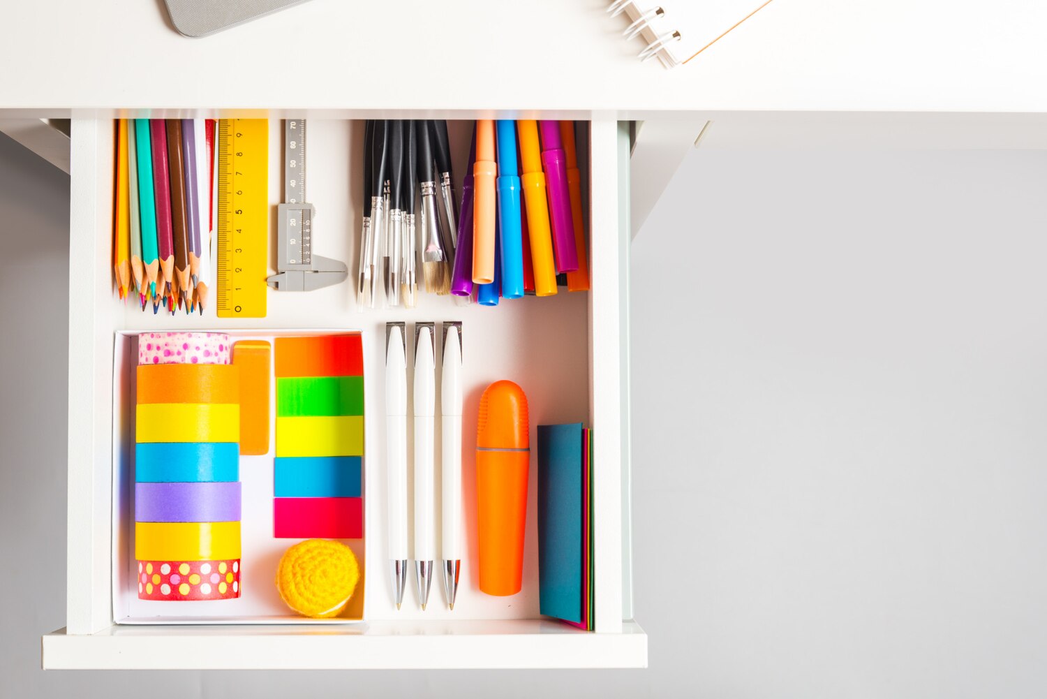 Szuflada w biurku służącym do pracy i nauki