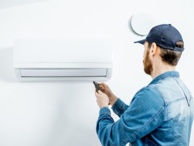 klimatyzacja monoblok podczas montażu