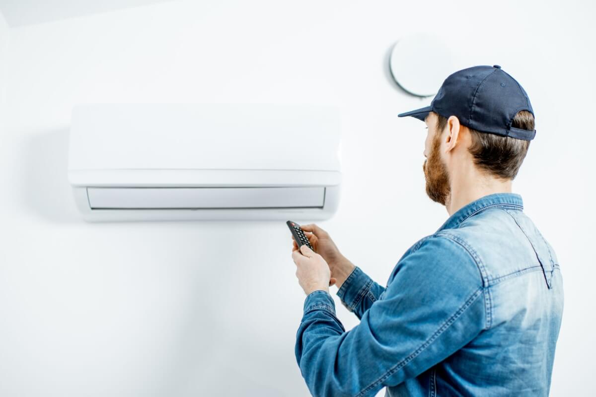 klimatyzacja monoblok podczas montażu