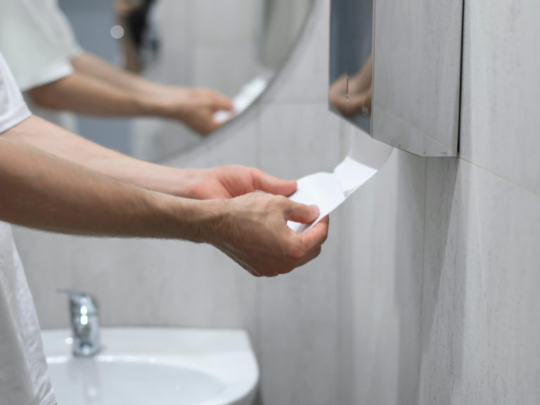 Jak otworzyć pojemnik na ręczniki papierowe? Poradnik