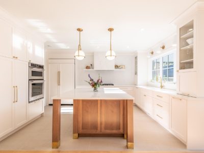 uchwyty do mebli kuchennych z białą zabudową i drewnianą wyspą