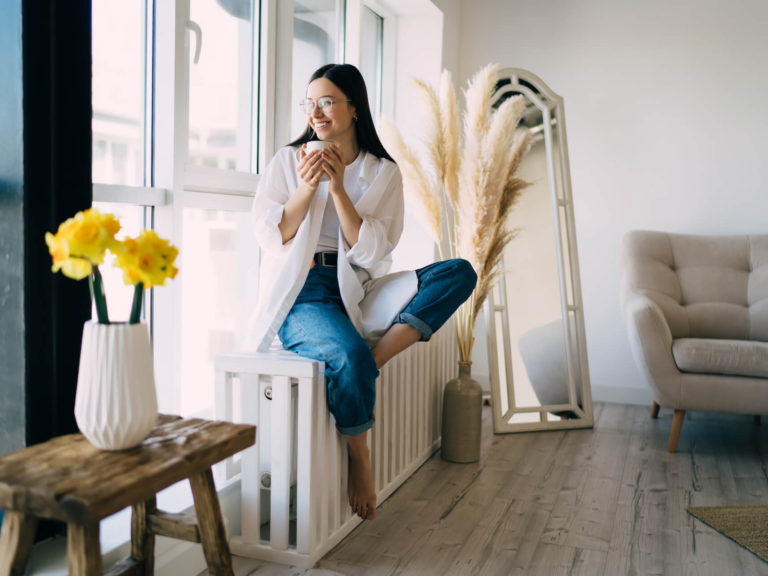 Jak zasłonić kaloryfer pod oknem? 5 najlepszych sposobów