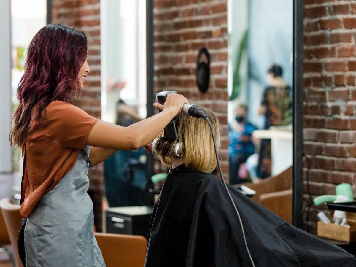 salon fryzjerski w stylu loft minimalistyczny