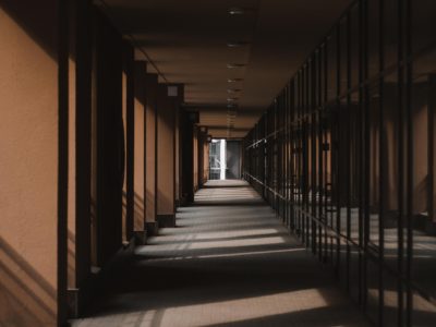 przejście w budynku