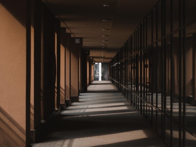 Sprawny obieg, ciche przejścia, bezpieczne wyjścia – jak uporządkować ruch w biurze i obiektach usługowych?